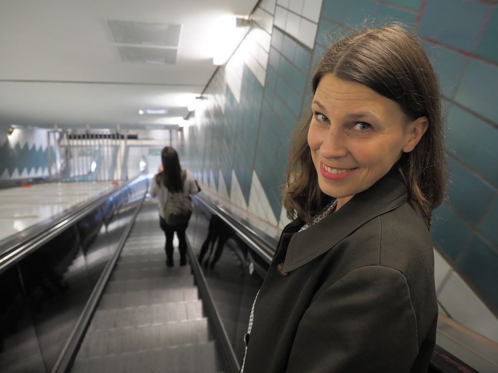 Katrin Spranger auf einer Rolltreppe in der Hamburger U-Bahn